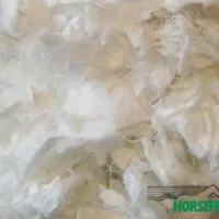 Soiltex Premix 4; 90procent geosnippers (wit) en 10procent polyvezels (wit)