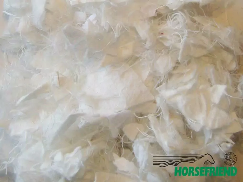 Soiltex Premix 4; 90procent geosnippers (wit) en 10procent polyvezels (wit)