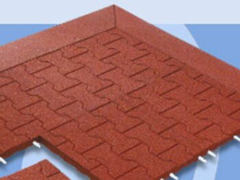 07.Komfortex granulaatmat met klinkermotief; veerkrachtige mat die doormiddel van pennen aan elkaar gekoppeld worden.